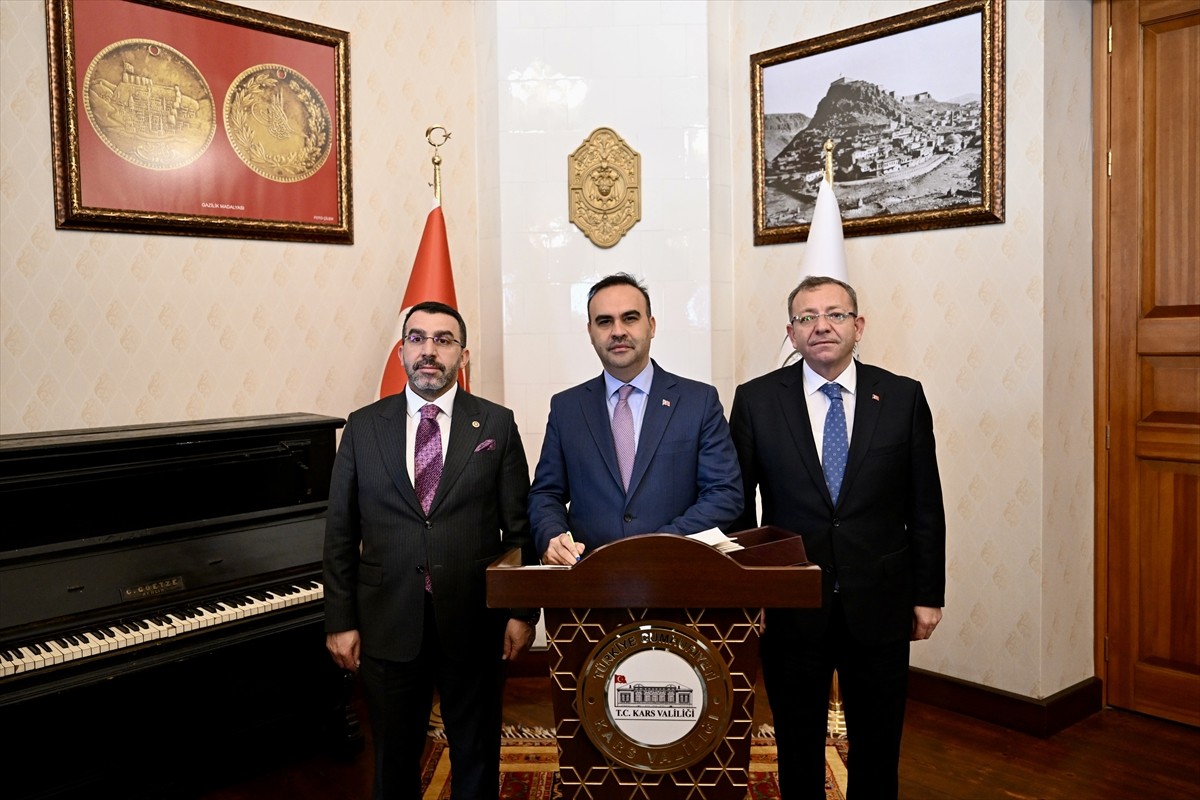 Sanayi ve Teknoloji Bakanı Mehmet Fatih Kacır, Kars'ta temasları kapsamında Valilik ziyaretinde...