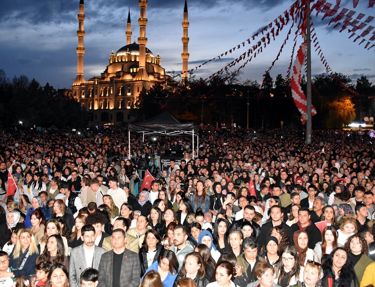Şarkıcı Rafet El Roman, 23 Nisan Ulusal Egemenlik ve Çocuk Bayramı dolayısıyla Kırıkkale'de sahne...