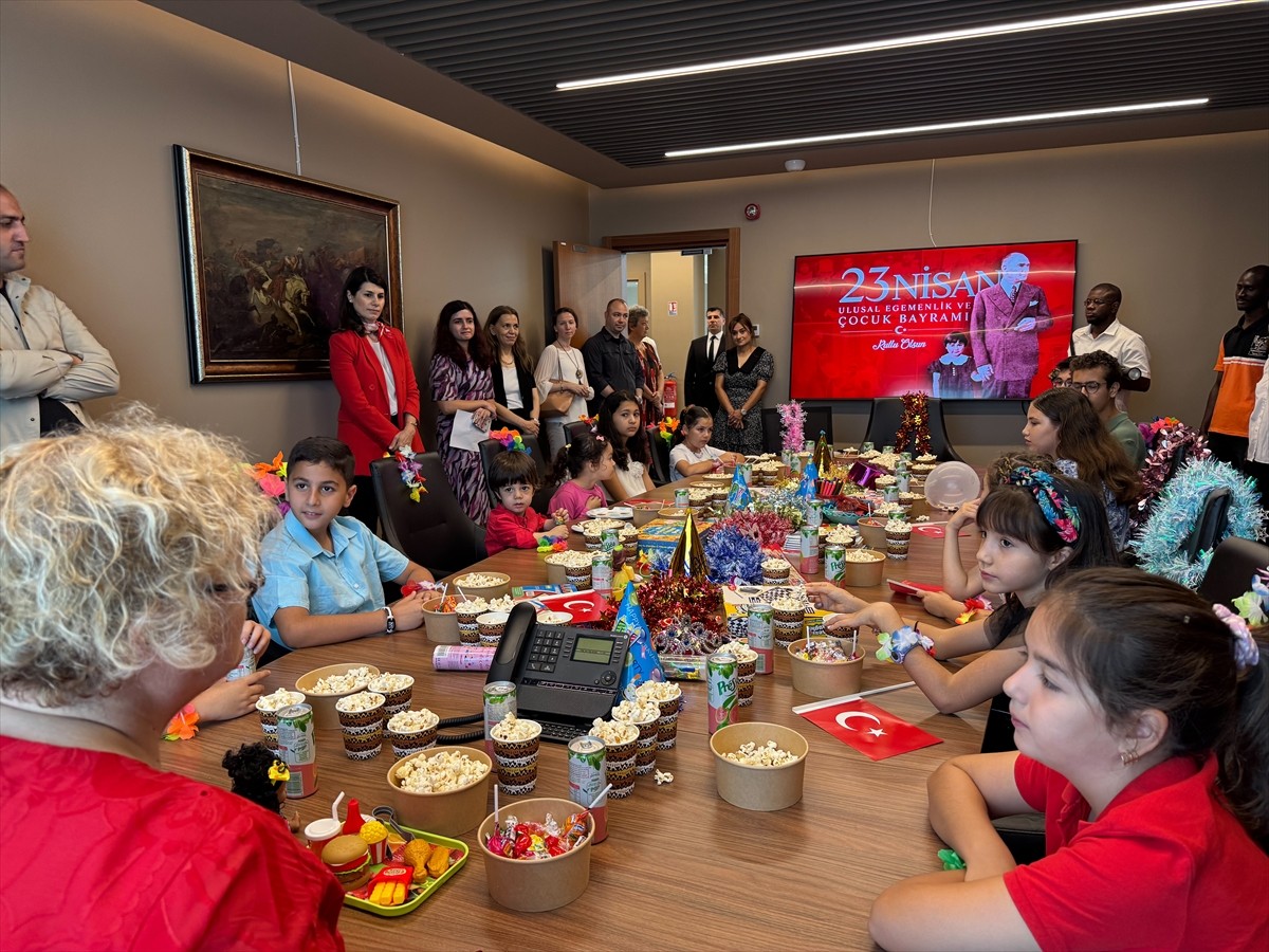 Senegal'de, 23 Nisan Ulusal Egemenlik ve Çocuk Bayramı dolayısıyla Türkiye'nin Dakar...