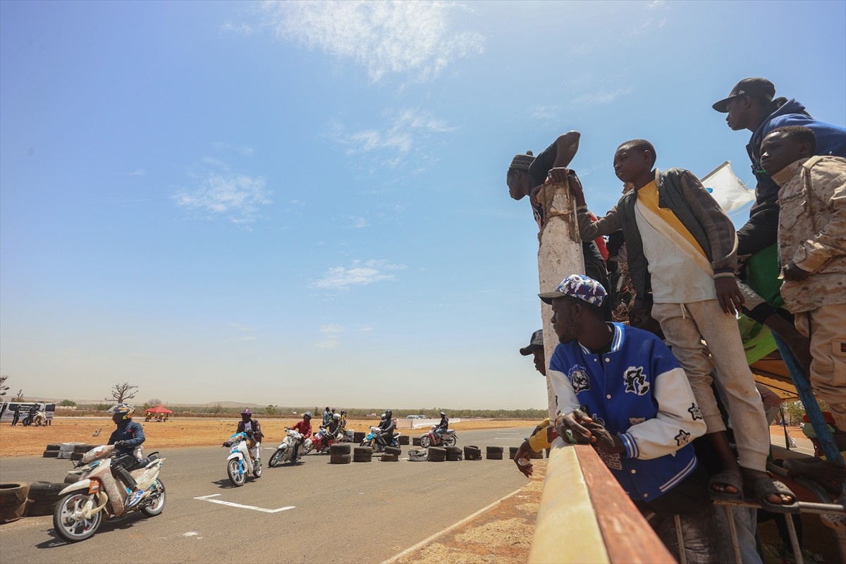Senegal'de "Jakarta" ismiyle de bilinen motor taksiler, sürüş ve yol güvenliğine dikkati çekmek...