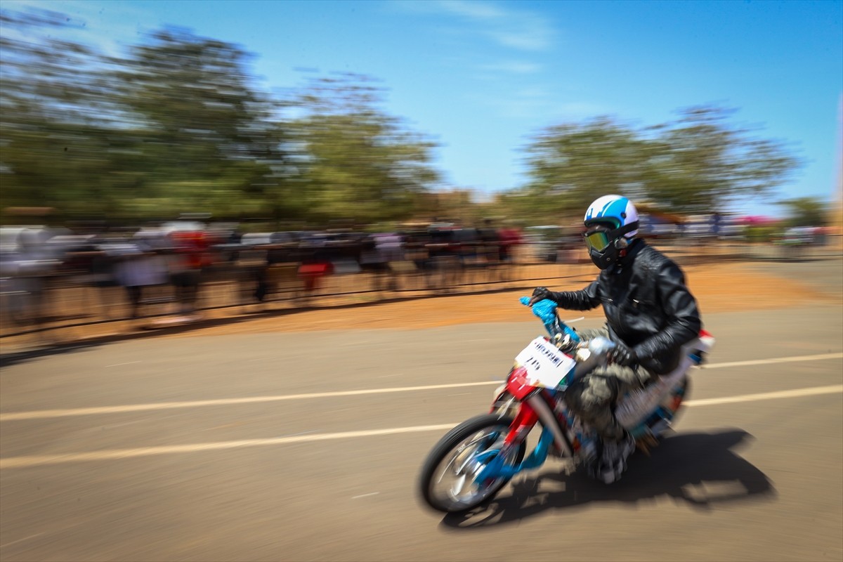 Senegal'de "Jakarta" ismiyle de bilinen motor taksiler, sürüş ve yol güvenliğine dikkati çekmek...