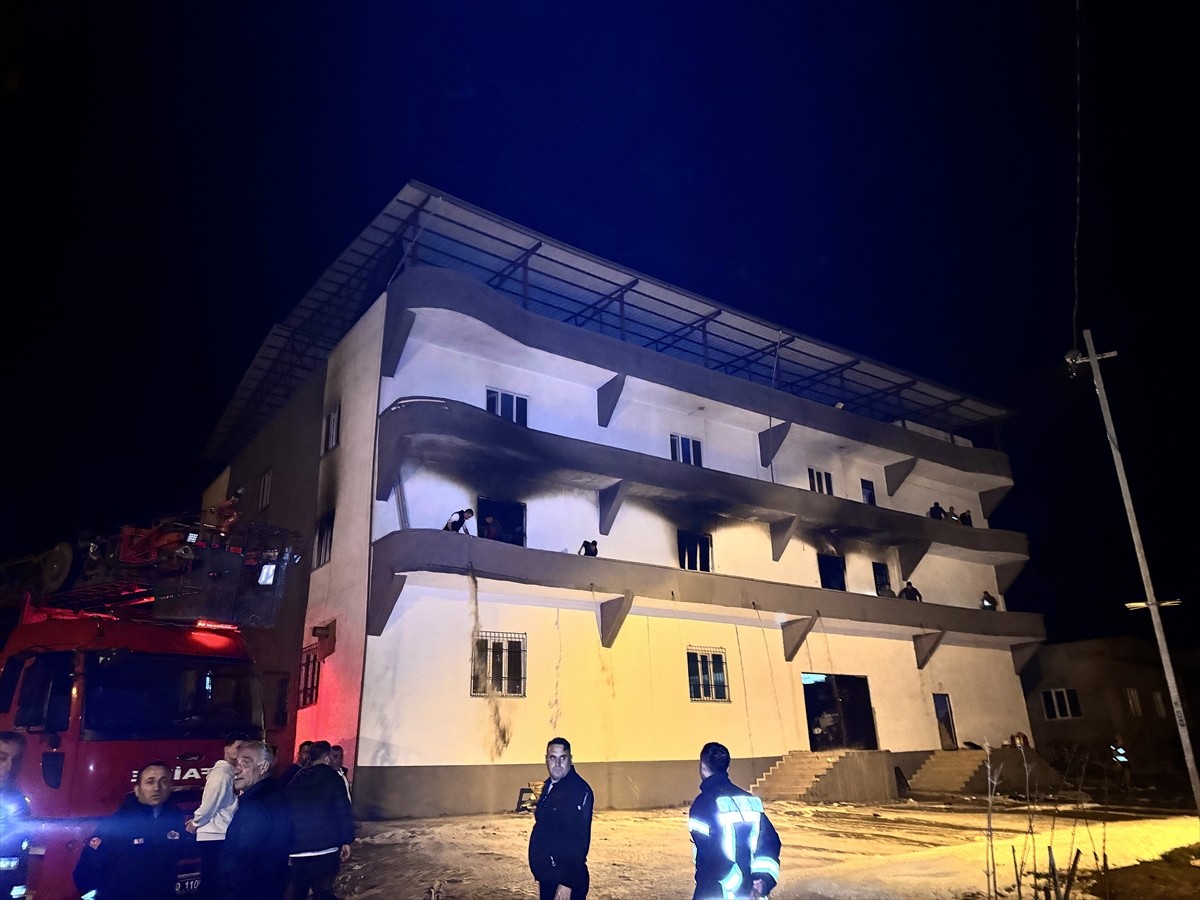 Siirt'te bir terlik fabrikasında çıkan yangın, itfaiye ekiplerinin müdahalesiyle...