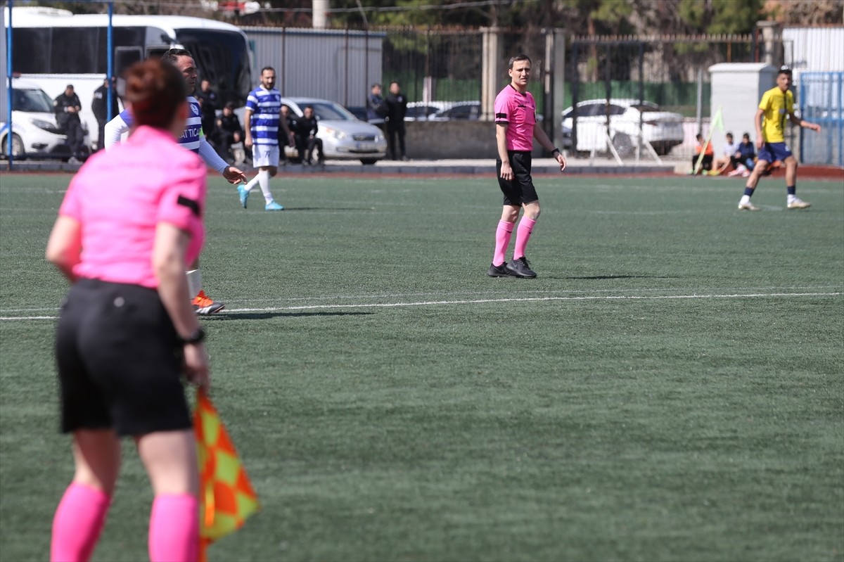 Siirt'te yaşayan ve futbolculuktan hakemliğe geçiş yapan Uğur Yücel, 2010 yılında başladığı...