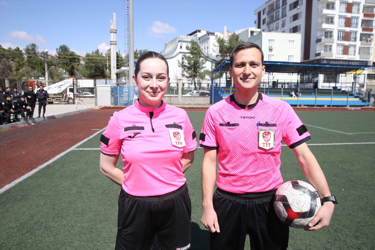 Siirt'te yaşayan ve futbolculuktan hakemliğe geçiş yapan Uğur Yücel, 2010 yılında başladığı...