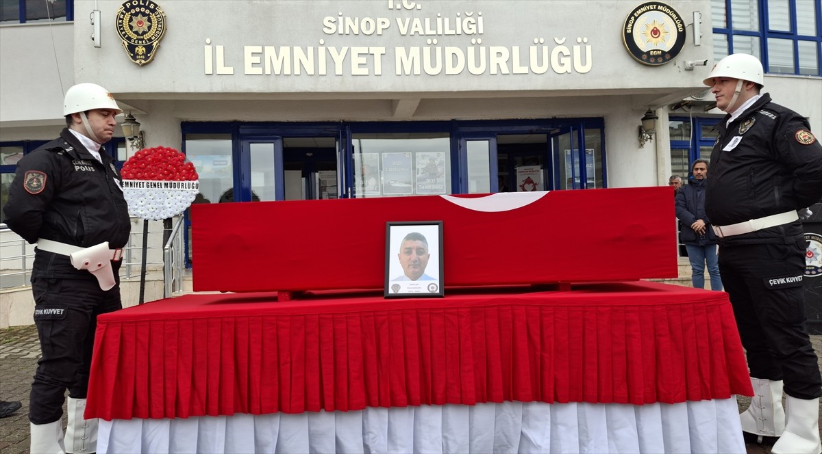 Sinop'ta aracında kalp krizi geçirerek hayatını kaybeden polis memurunun cenazesi, düzenlenen...