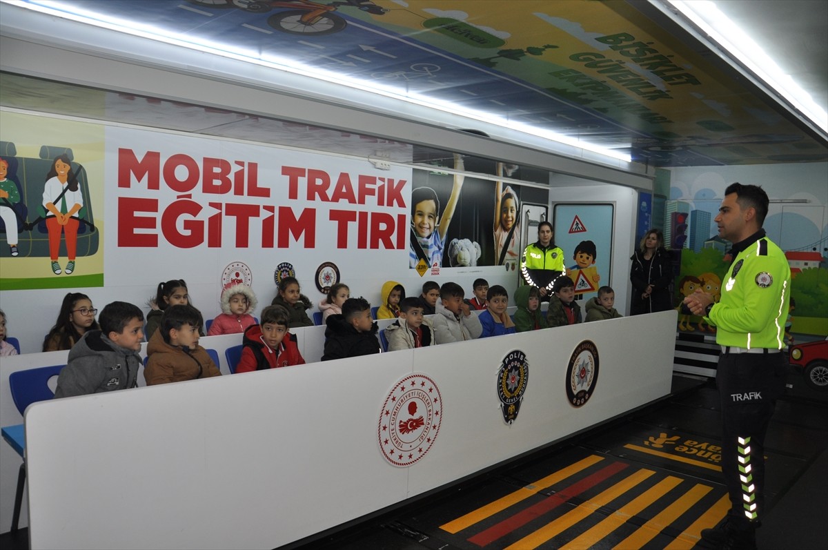 Sinop’ta öğrenciler, Mobil Trafik Eğitim Tırı’nda uygulamalı olarak trafik kurallarını...