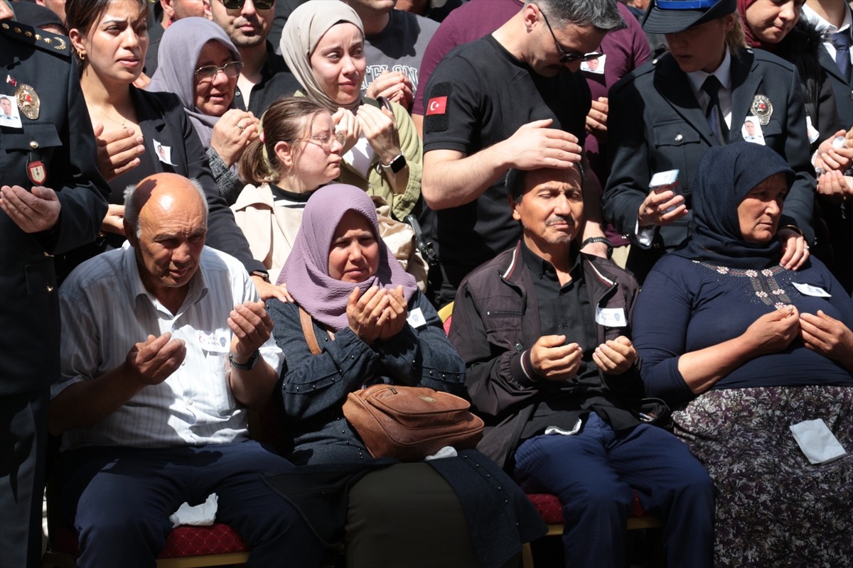 Şırnak'ın Cizre ilçesinde kazaya müdahale ederken başka bir aracın çarpmasıyla yaralanan ve tedavi...