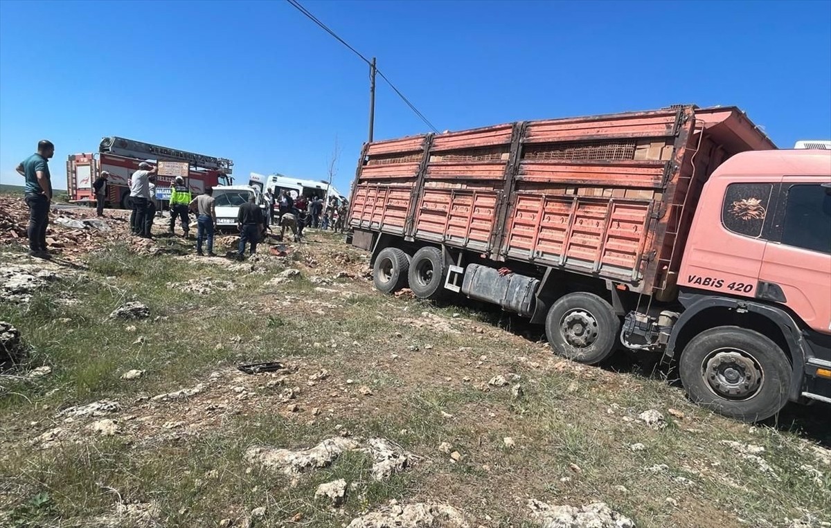 Şırnak'ın İdil ilçesinde tır ile hafif ticari aracın çarpışması sonucu 5 kişi yaralandı. Bölgeye...