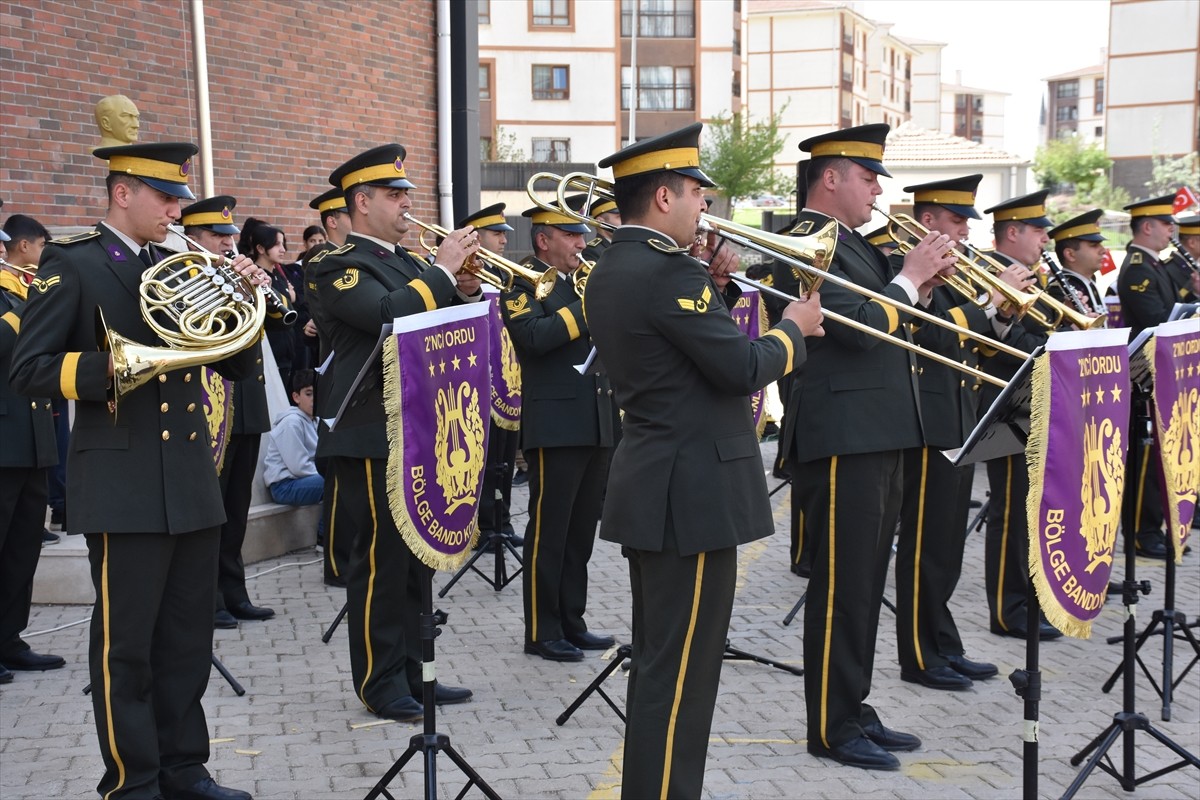 Şırnak'ta 23 Nisan Ulusal Egemenlik ve Çocuk Bayramı dolayısıyla askeri bando bir okulda konser...