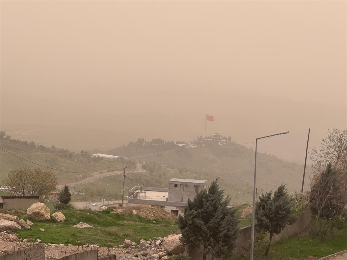 Şırnak'ta toz taşınımı yaşamı olumsuz etkiledi. Kent merkezinden Cudi ve Gabar dağlarının...