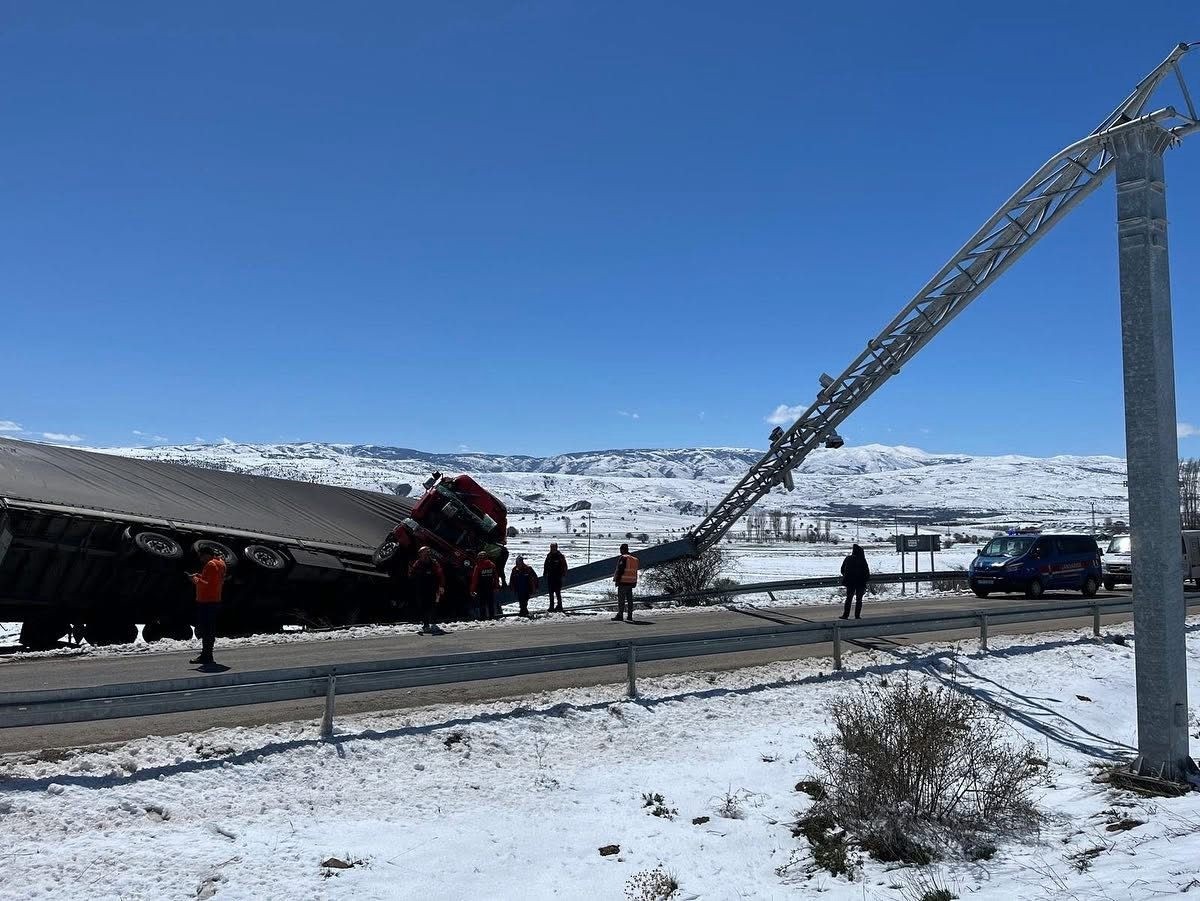 Sivas'ın Gölova ilçesinde Elektronik Denetleme Sistemi (EDS) direğine çarptıktan sonra...