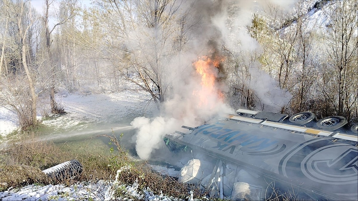Sivas'ın Koyulhisar ilçesinde devrildikten sonra yanan tırın sürücüsü yaşamını yitirdi.