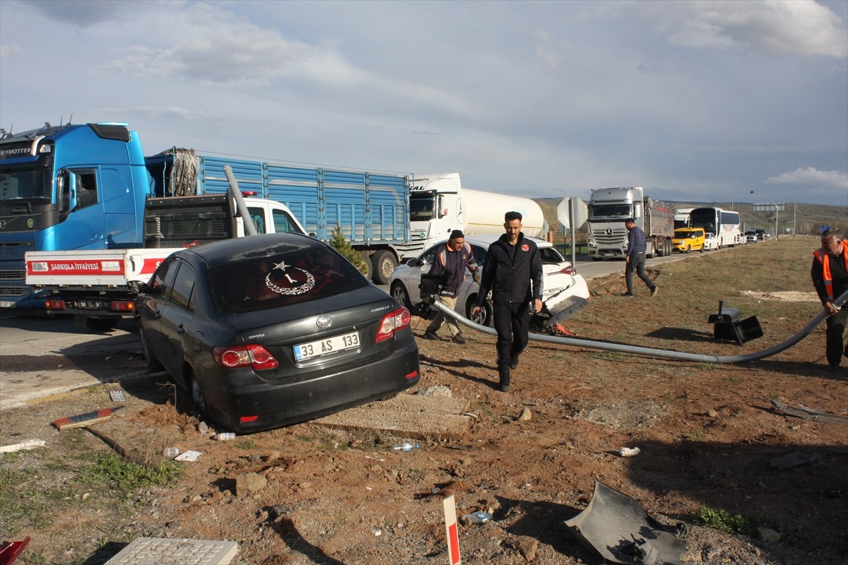 Sivas'ın Şarkışla ilçesinde iki otomobilin çarpışması sonucu 3'ü çocuk 6 kişi...