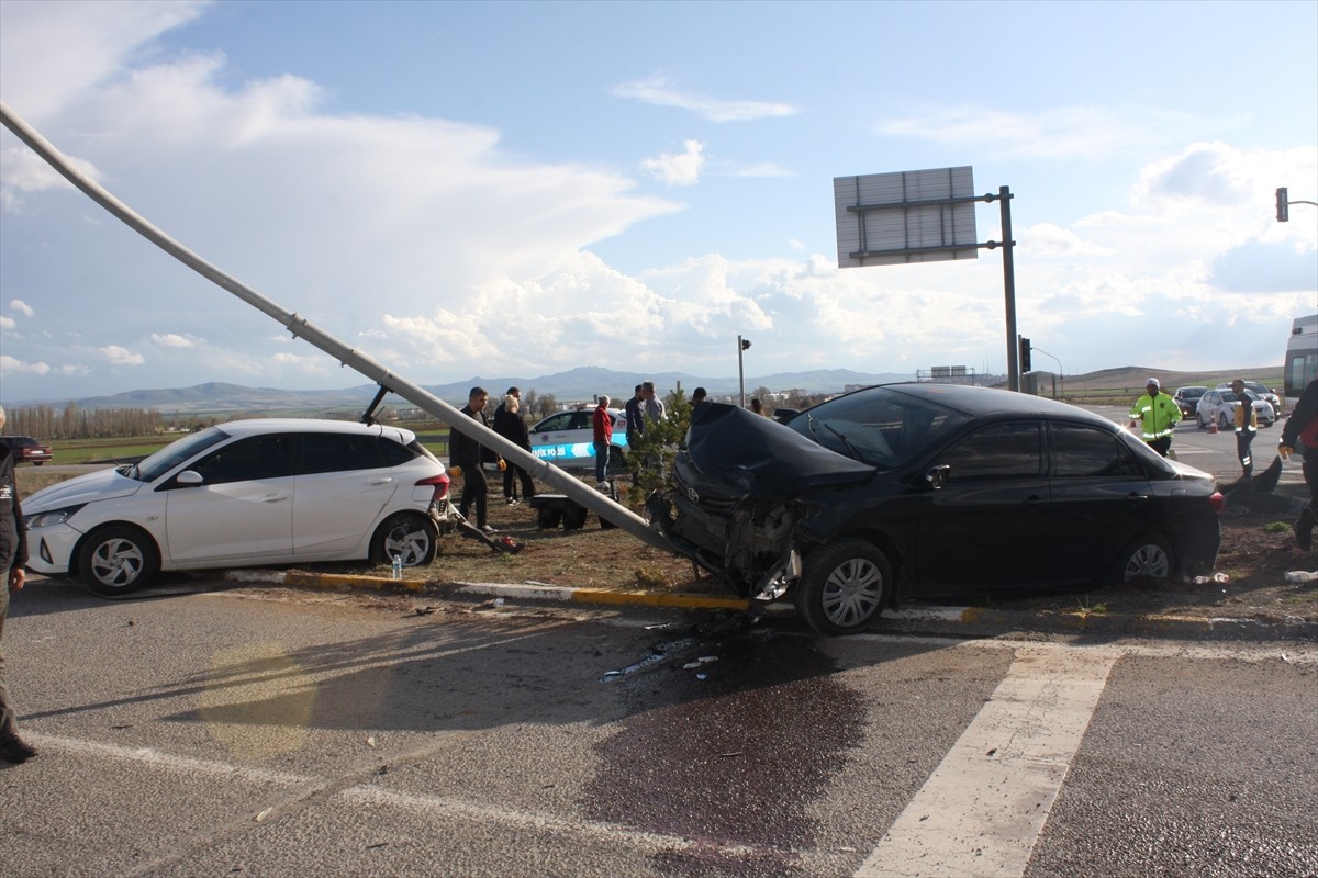 Sivas'ın Şarkışla ilçesinde iki otomobilin çarpışması sonucu 3'ü çocuk 6 kişi...