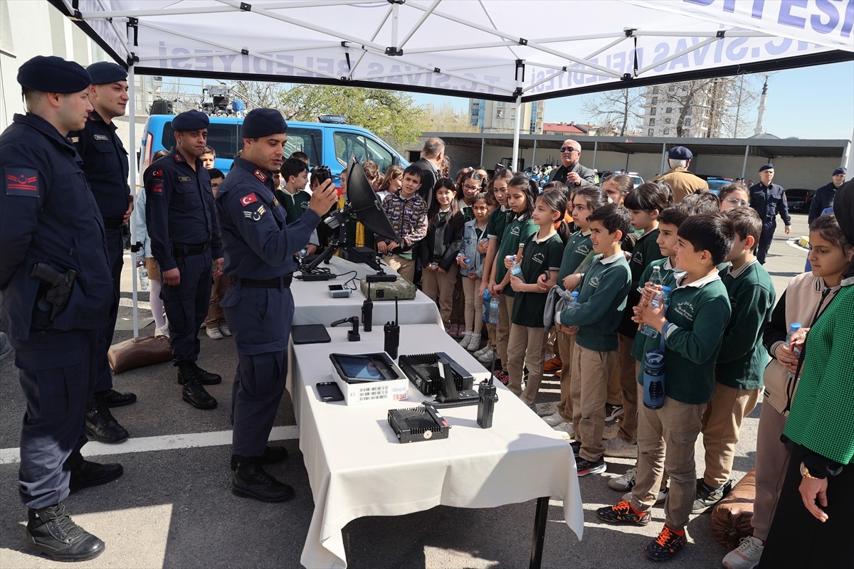 Sivas'ta, 23 Nisan Ulusal Egemenlik ve Çocuk Bayramı dolayısıyla İl Jandarma Komutanlığı...