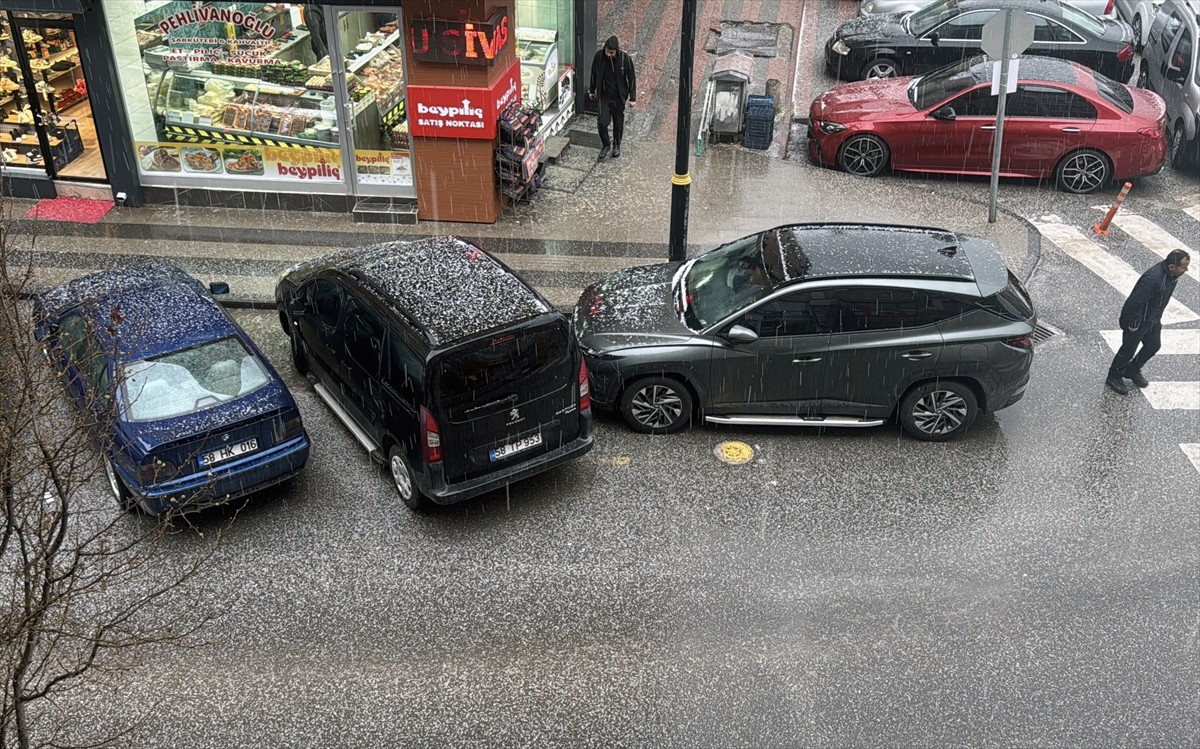 Sivas'ta etkili olan dolu ve sağanak hayatı olumsuz etkiledi. Dolu nedeniyle cadde ve sokaklar ile...