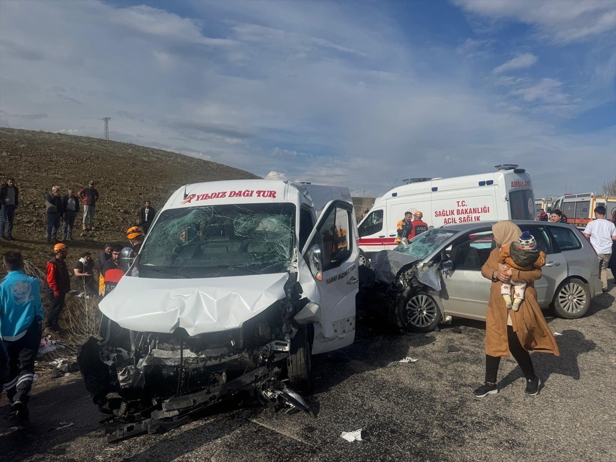 Sivas'ta öğretmenleri taşıyan minibüs ile otomobilin çarpıştığı kazada ilk belirlemelere göre 15...