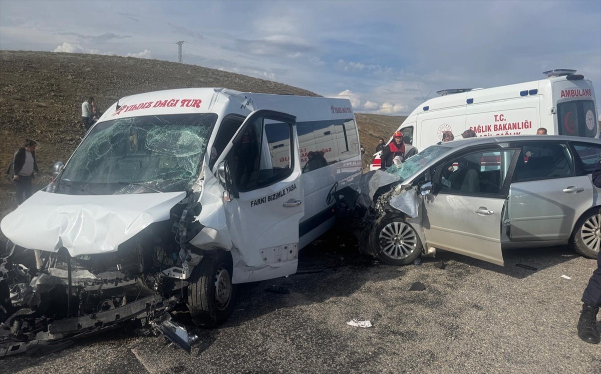 Sivas'ta öğretmenleri taşıyan minibüs ile otomobilin çarpıştığı kazada ilk belirlemelere göre 15...