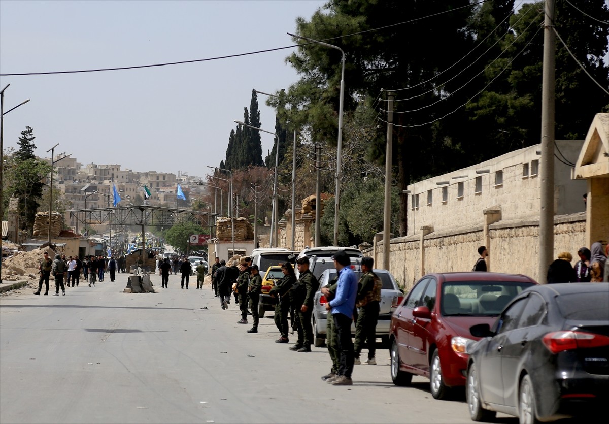 Suriye'de SDG adını kullanan terör örgütü PKK/YPG, Şam yönetimiyle imzaladığı anlaşma gereği Halep...