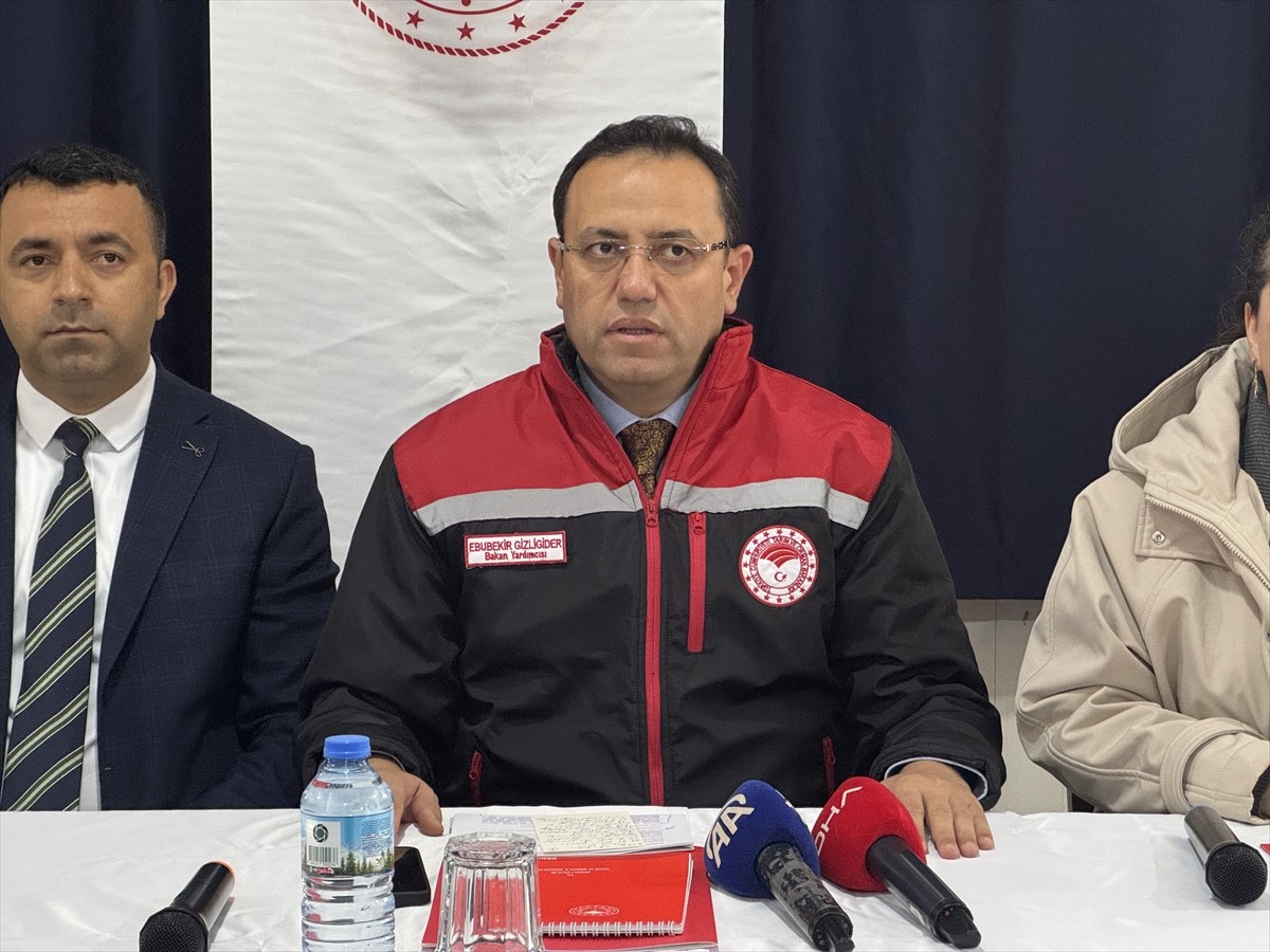 Tarım ve Orman Bakan Yardımcısı Ebubekir Gizligider, Denizli'nin Çivril ilçesinde zirai dondan...