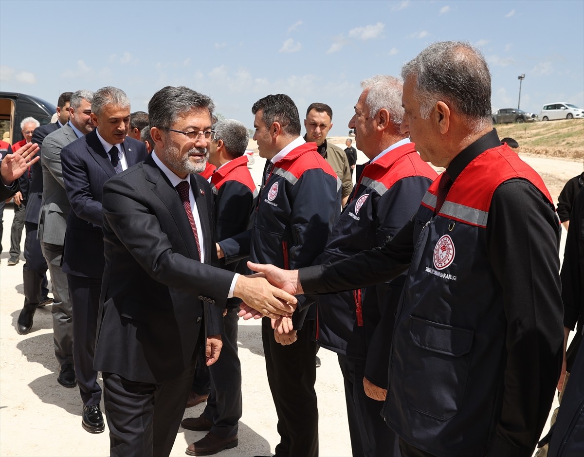Tarım ve Orman Bakanı İbrahim Yumaklı, çeşitli temaslarda bulunmak üzere geldiği Mardin'de, Tarım...