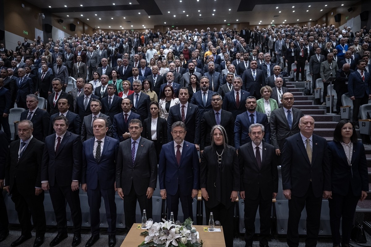 Tarım ve Orman Bakanı İbrahim Yumaklı (ortada), 30 Nisan'a kadar sürecek 4. Tarım Orman Şurası'nın...