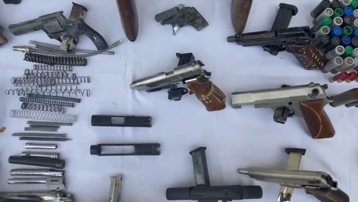 Tekirdağ'da bir evde 19 ruhsatsız tabanca ele geçirildi, bir kişi gözaltına alındı.