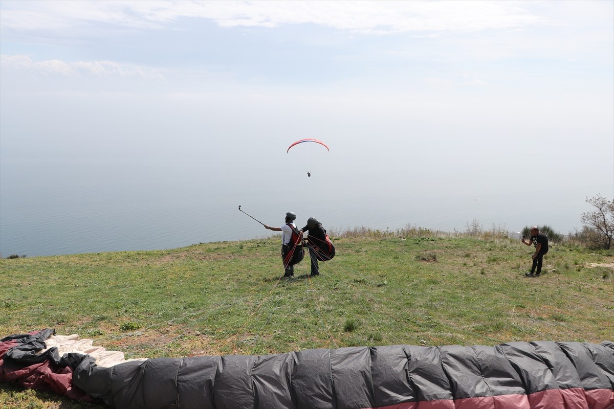 Tekirdağ'da bulunan Uçmakdere, Ramazan Bayramı'nda gökyüzüyle buluşmak isteyen yamaç paraşütü...