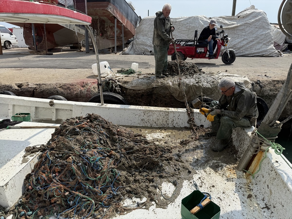 Tekirdağ'da küçük tekneli balıkçılar, Marmara Denizi'nde avlanmayı güçleştiren deniz salyası...