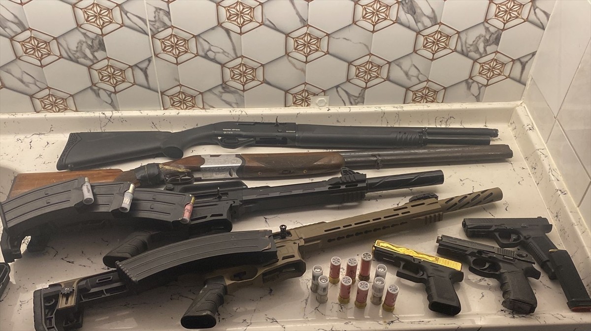 Tekirdağ'ın Çorlu ilçesinde düzenlenen operasyonda 10 şüpheli gözaltına alındı.  Aramalarda 4...