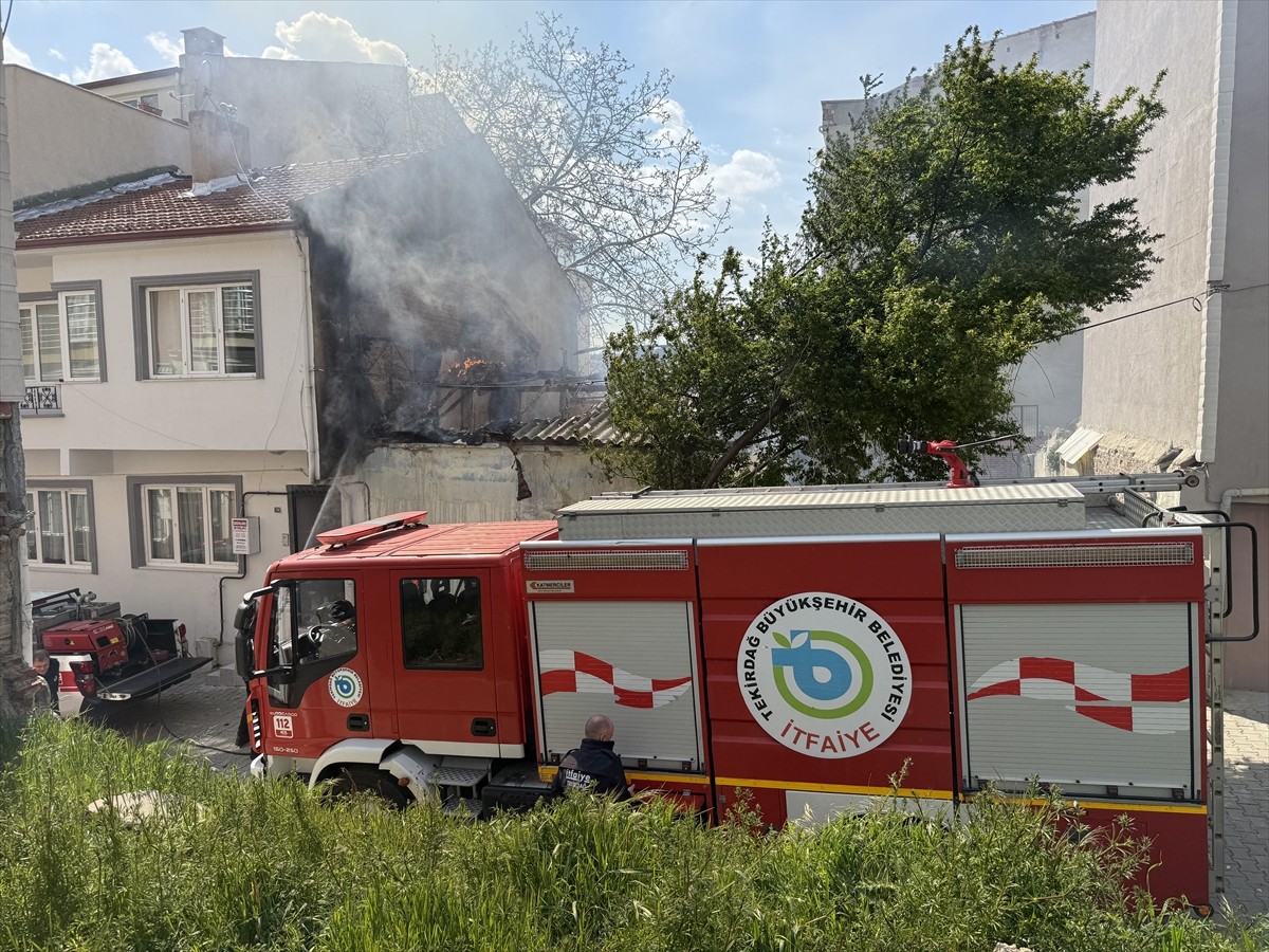 Tekirdağ'ın Süleymanpaşa ilçesinde tek katlı bir ev yandı. Yangın itfaiye ekiplerinin...