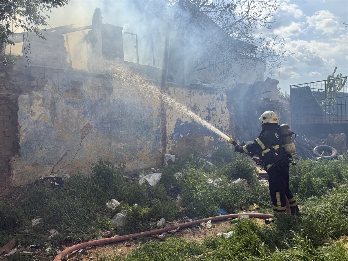 Tekirdağ'ın Süleymanpaşa ilçesinde tek katlı bir ev yandı. Yangın itfaiye ekiplerinin...