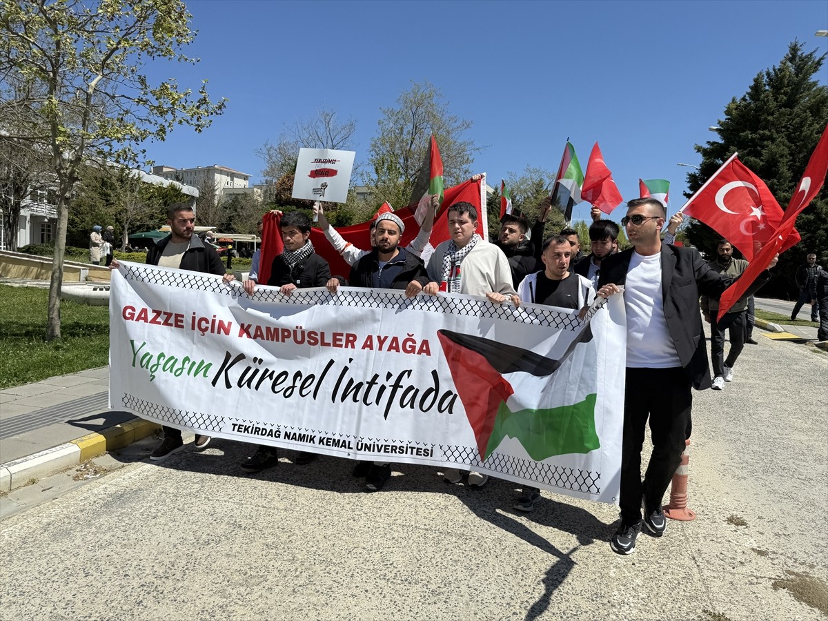 Tekirdağ Namık Kemal Üniversitesi (NKÜ) öğrencileri İsrail'in Gazze'ye yönelik saldırılarını...
