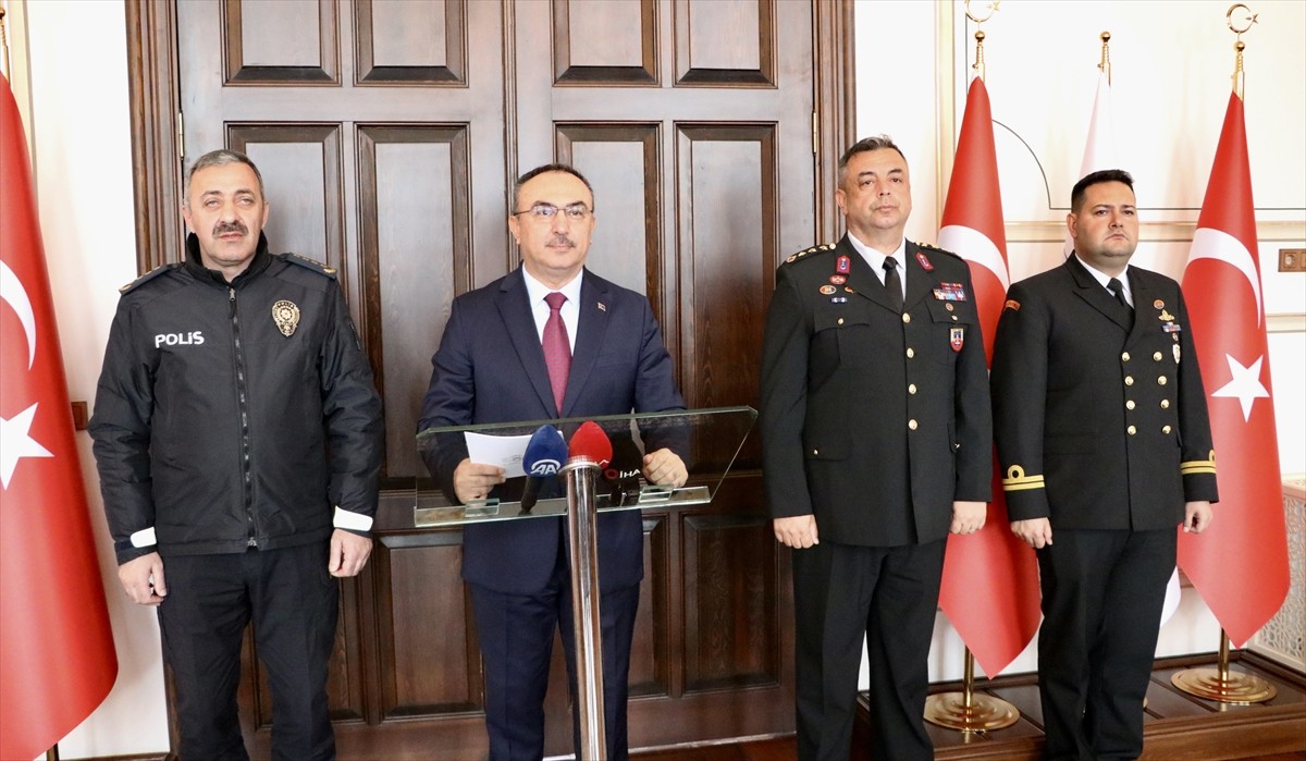 Tekirdağ Valisi Recep Soytürk, Valilikte düzenlenen asayiş toplantısının ardından gazetecilere...