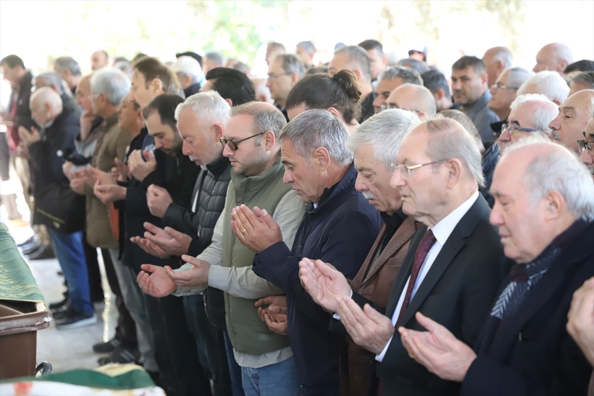 Teknik direktör Ersun Yanal'ın vefat eden annesi Bahriye Yanal son yolculuğuna uğurlandı.