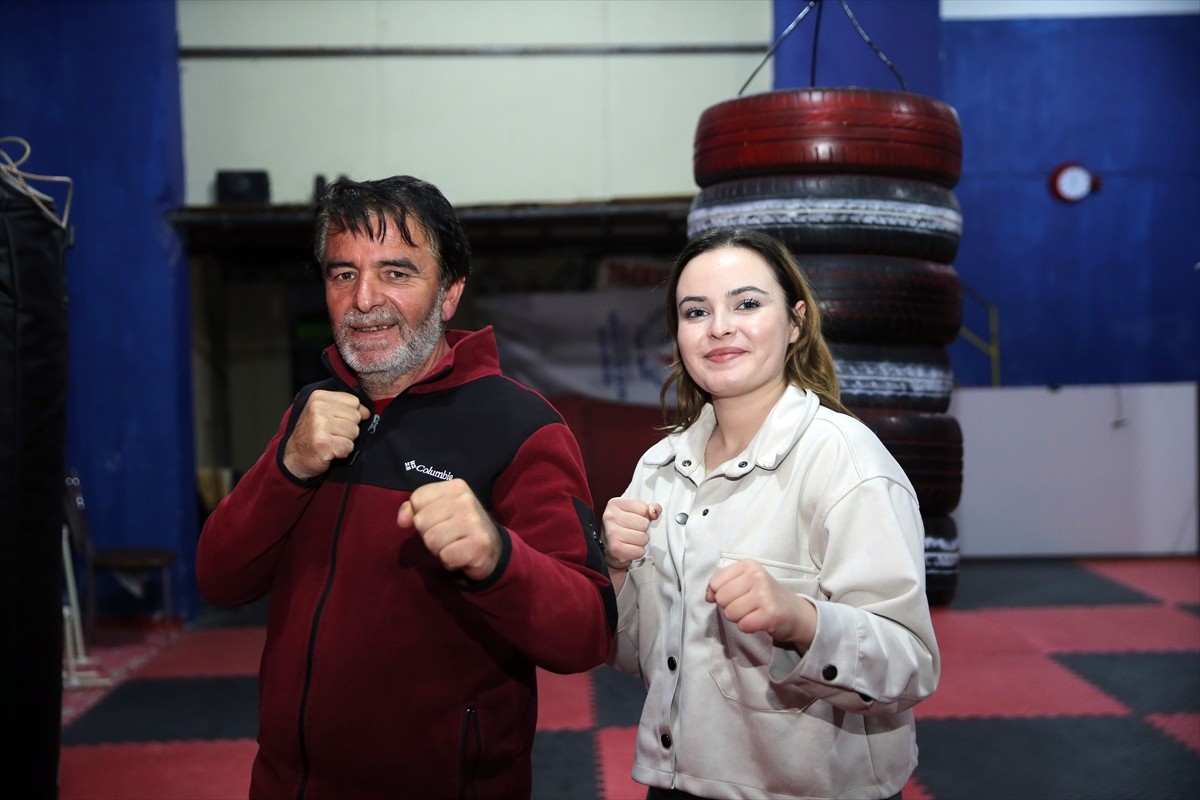 Tekvando milli takımı antrenörü İbrahim Yiğit ile kızı Dilek, Niğde'de özel bir spor salonunda...