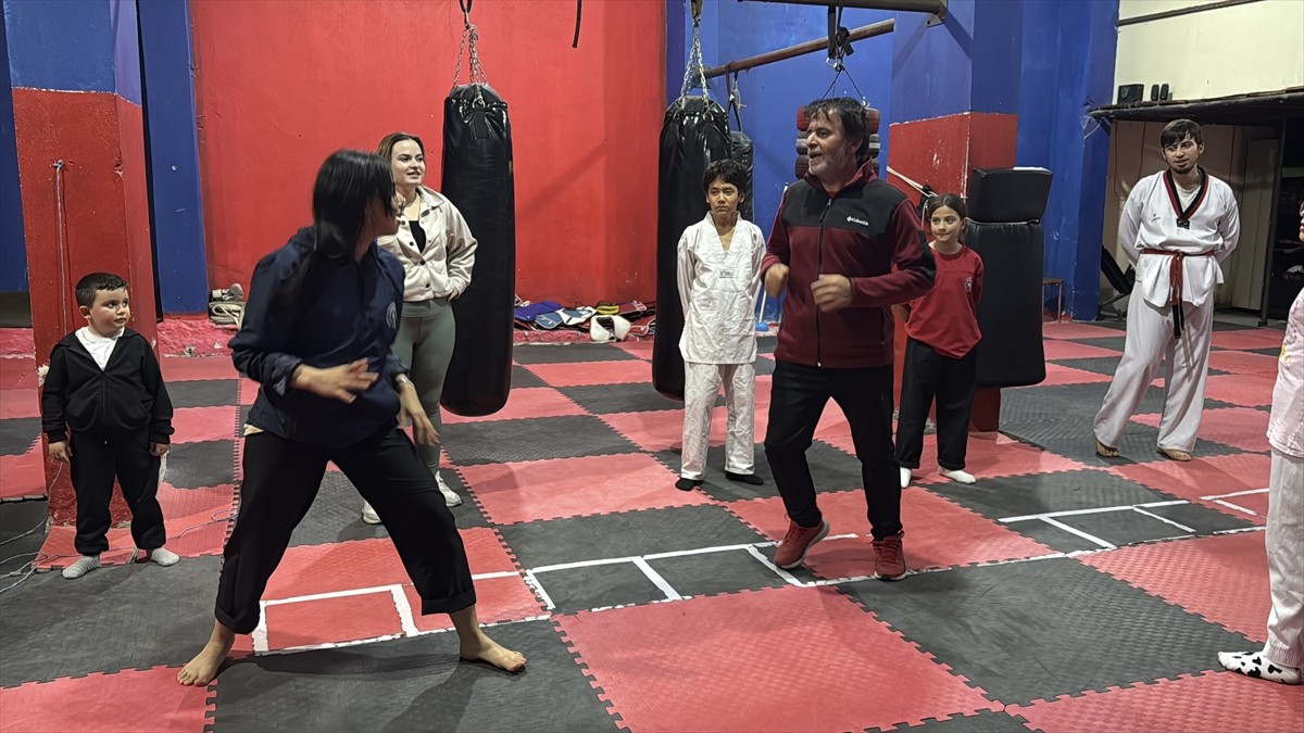 Tekvando milli takımı antrenörü İbrahim Yiğit ile kızı Dilek, Niğde'de özel bir spor salonunda...