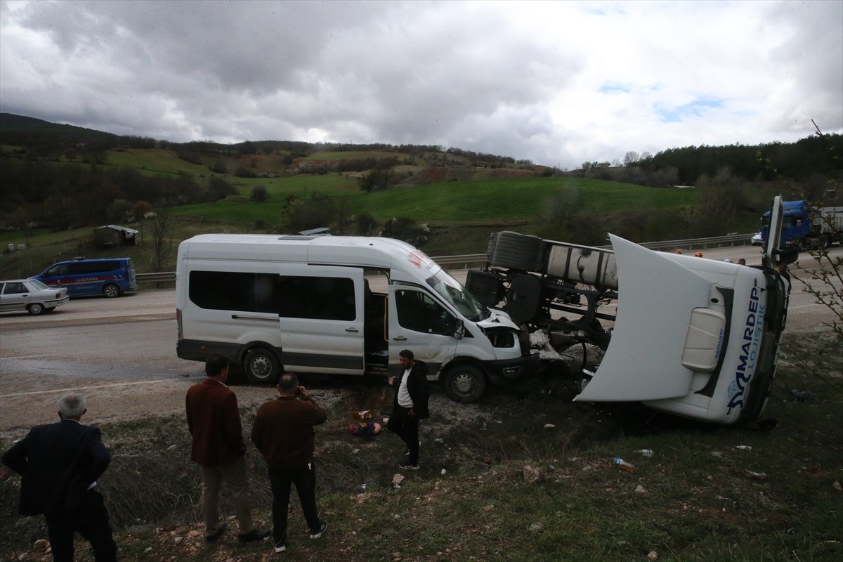 Tokat'ta yolcu minibüsü ile tırın çarpışması sonucu 5 kişi yaralandı.