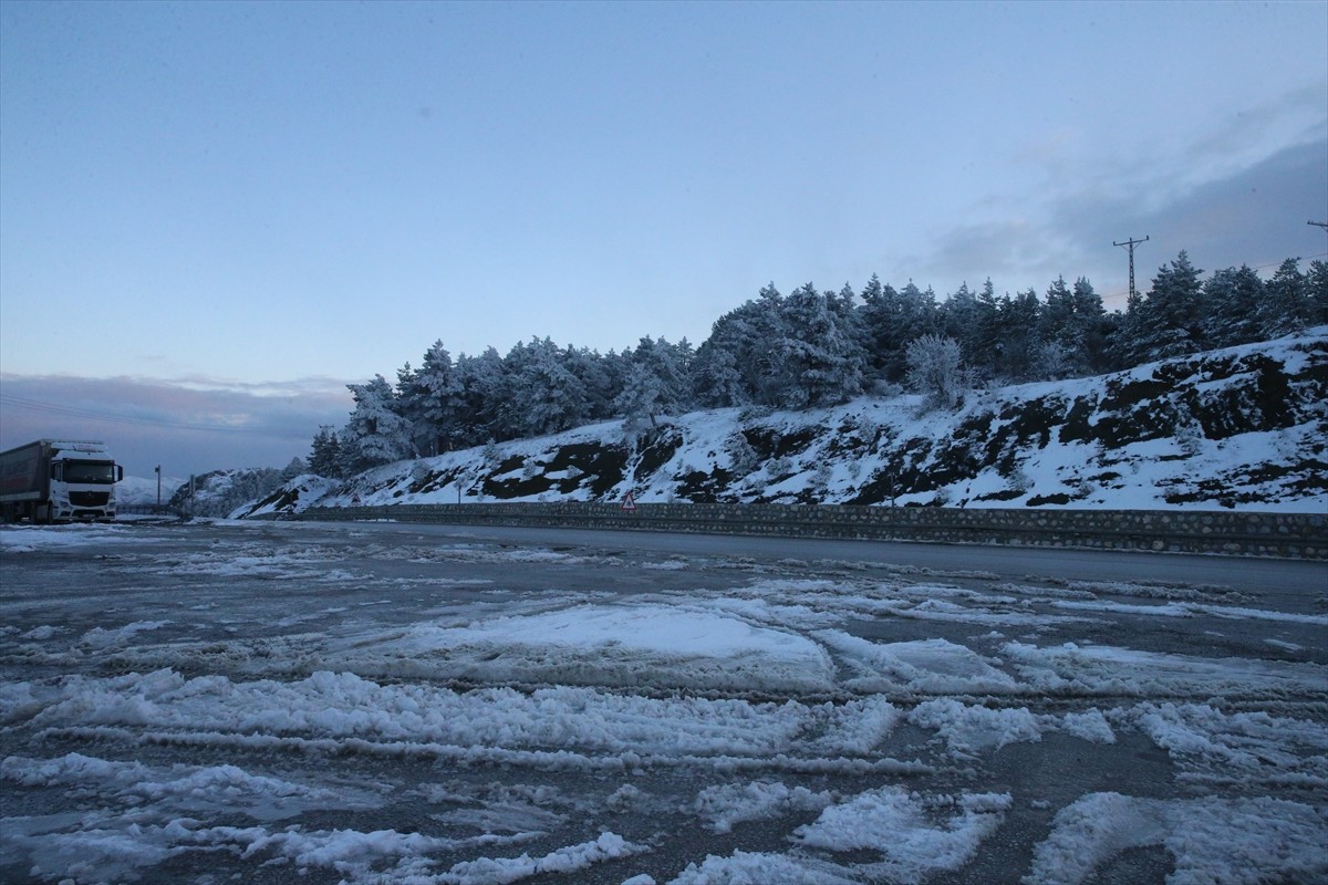 Tokat-Sivas kara yolunda kar yağışı etkili oldu. Bölgede aralıklarla devam eden yağış sonucu...