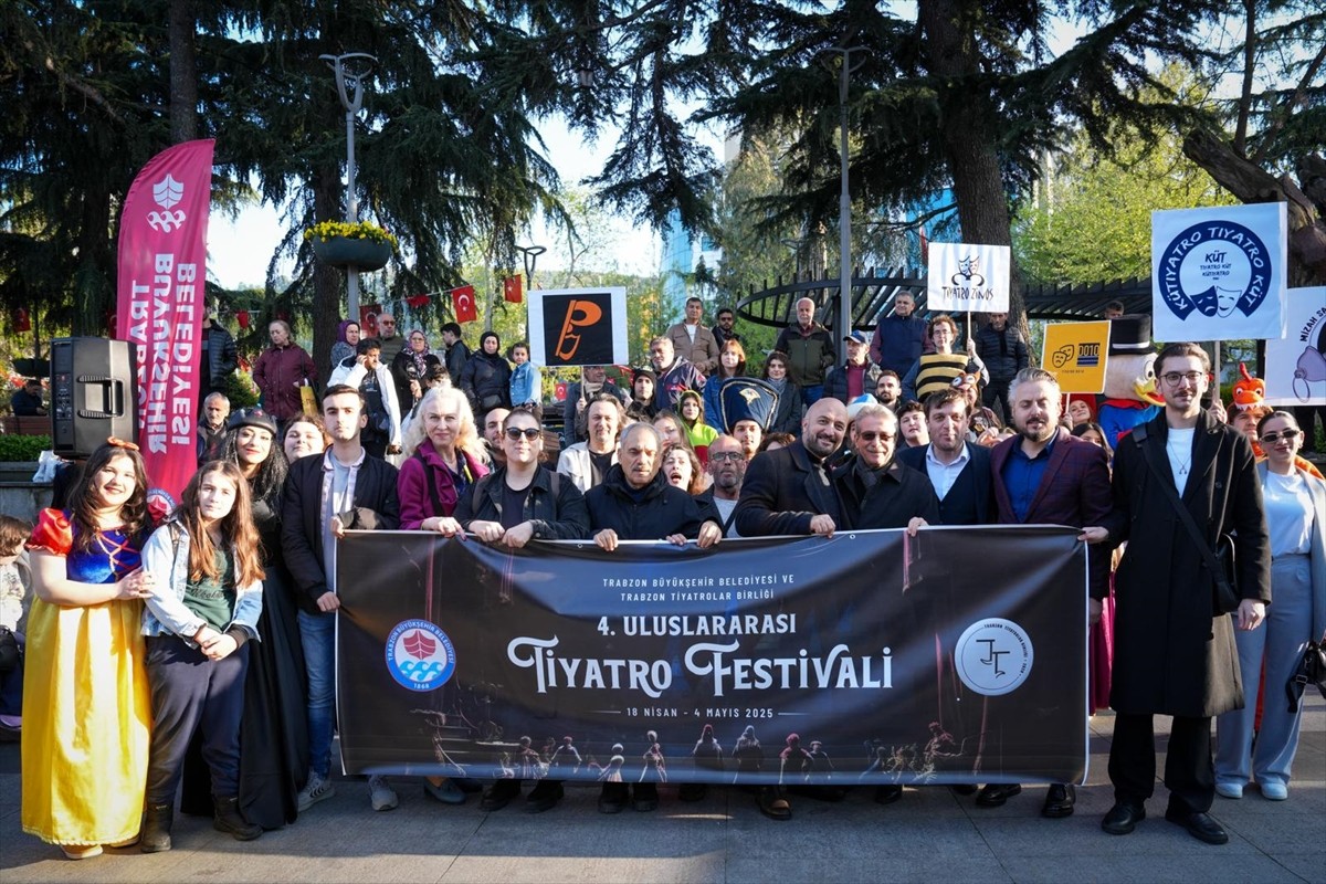 Trabzon'da, "4. Uluslararası Tiyatro Festivali" kortej yürüyüşüyle başladı. Trabzon Tiyatrolar...