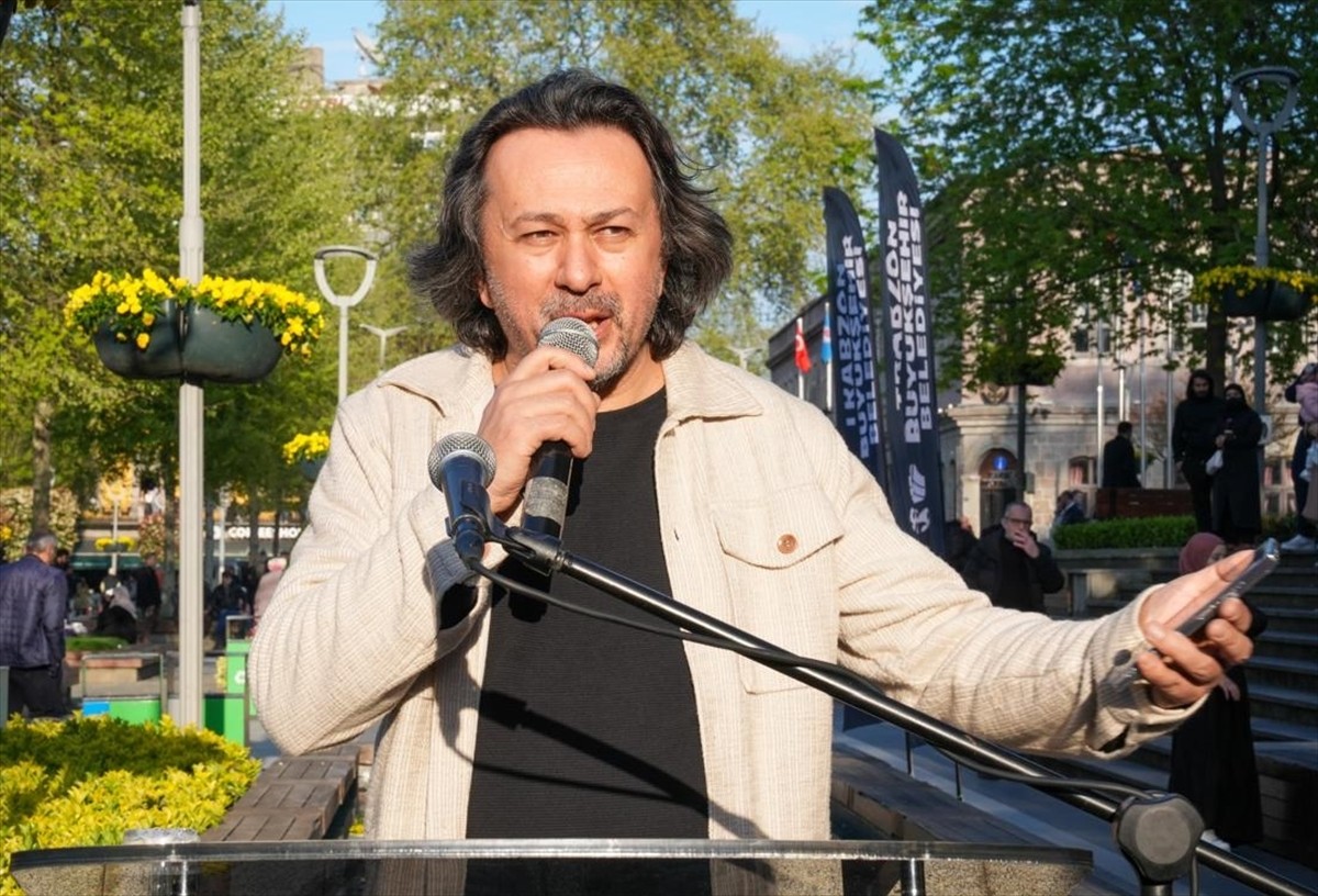 Trabzon'da, "4. Uluslararası Tiyatro Festivali" kortej yürüyüşüyle başladı. Trabzon Tiyatrolar...