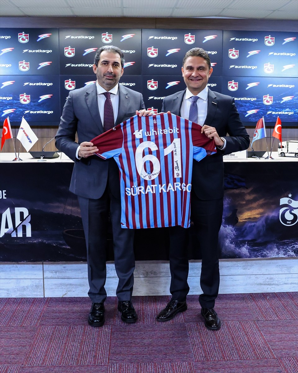 Trabzonspor'un resmi kargo taşıma sponsoru Sürat Kargo oldu. Papara Park'ta düzenlenen imza...