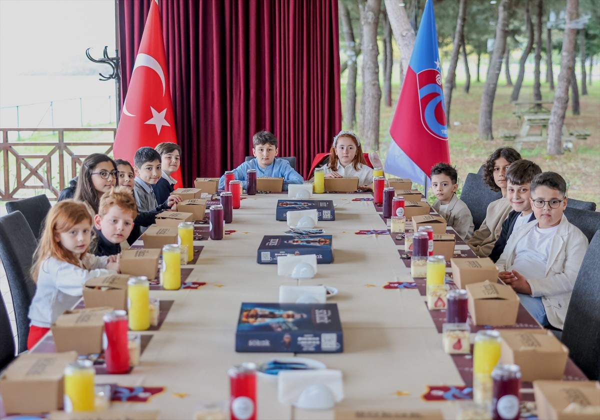 Trabzonspor Kulübü, 23 Nisan Ulusal Egemenlik ve Çocuk Bayramı'nda kulüp tesislerinde çocukları...