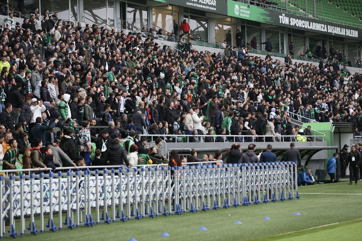 Trendyol 1. Lig'de 36. haftasında Sakaryaspor ile Erzurumspor FK, Yeni Sakarya Atatürk Stadı'nda...