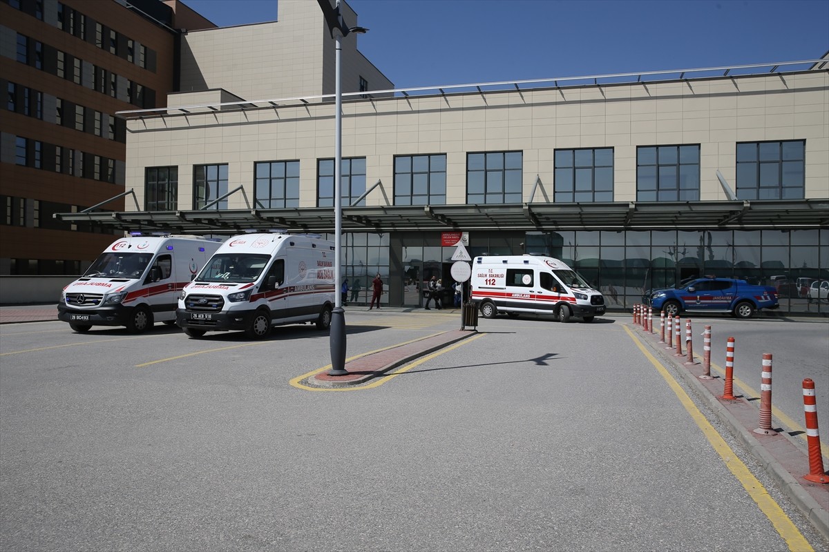 TRT'nin sevilen dizilerinden "Gönül Dağı"nın oyuncularından Berk Atan, içinde bulunduğu aracın...