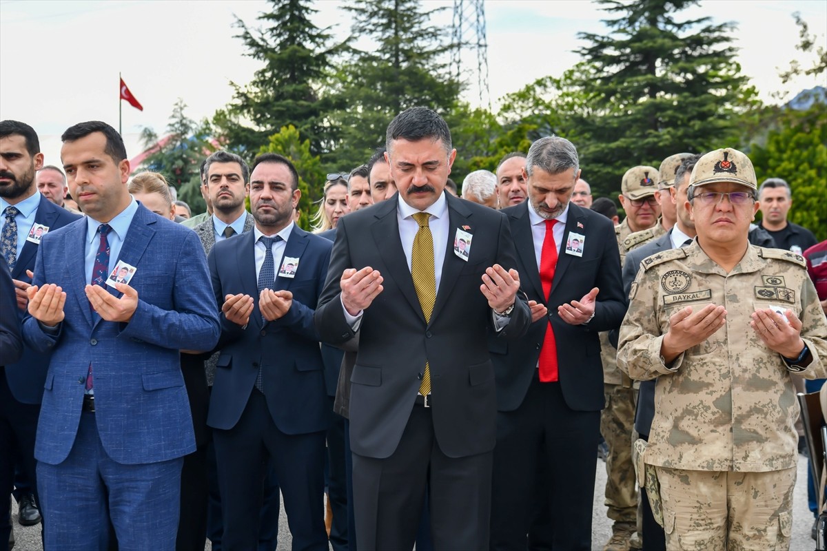 Tunceli'nin Çemişgezek ilçesinde halı sahada futbol oynadıktan sonra rahatsızlanan ve kaldırıldığı...