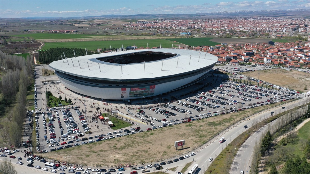 Türk futbolunun köklü kulüplerinden Eskişehirspor'un Bölgesel Amatör Lig 6. Grup'taki İrfan Aksoy...