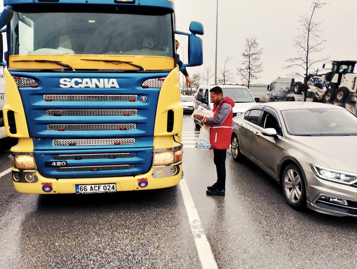 Türk Kızılay ekipleri, kar yağışı ve kazalar nedeniyle ulaşımın aksadığı Samsun-Ankara kara...