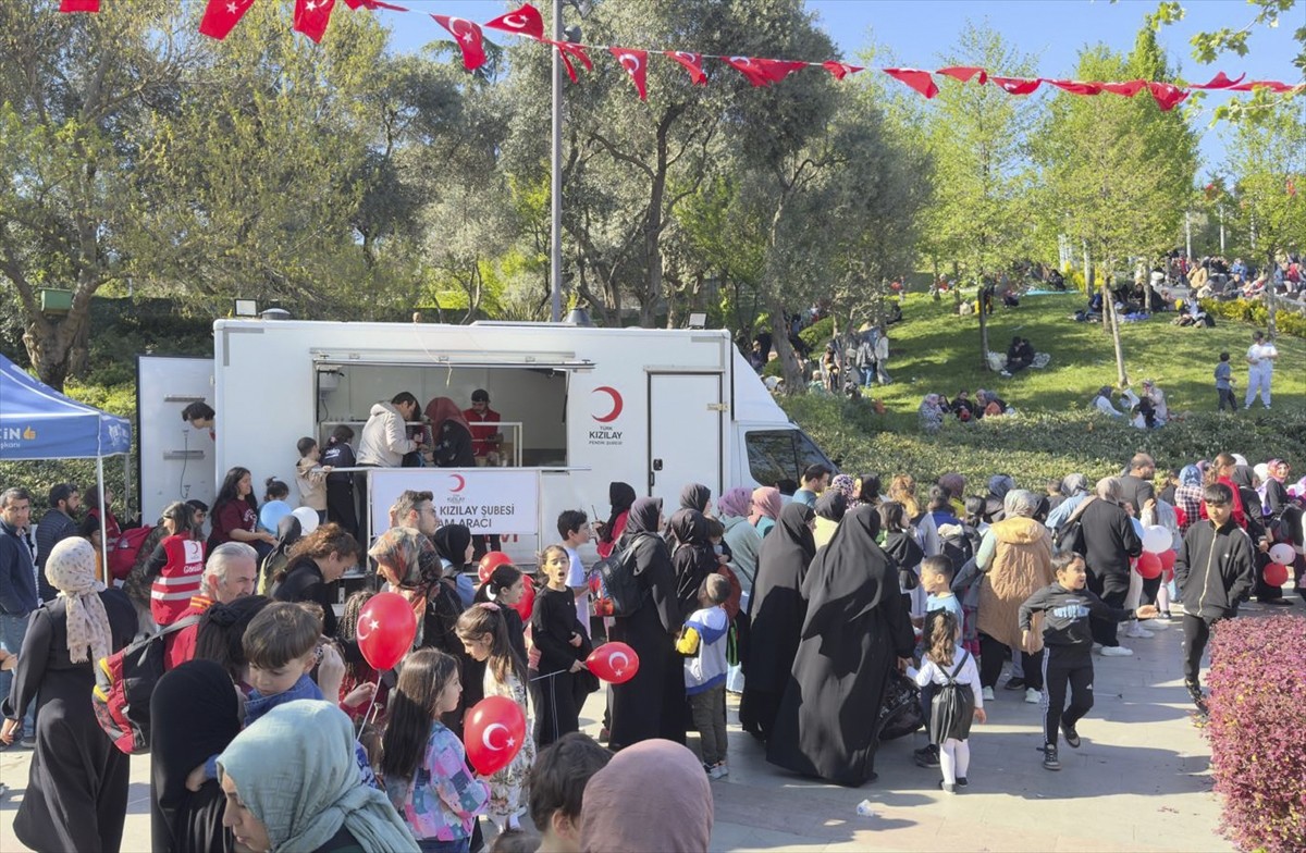 Türk Kızılay, İstanbul'da, meydana gelen depremlerin ardından evlerine girmek istemeyen...