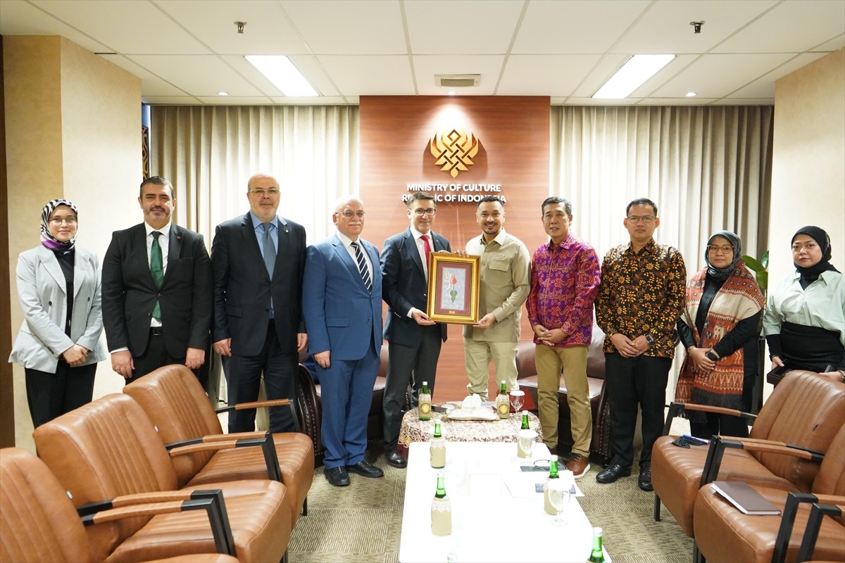 Türkiye'nin Cakarta Büyükelçisi Talip Küçükcan (solda), Endonezya Kültür Bakan Yardımcısı Giring...